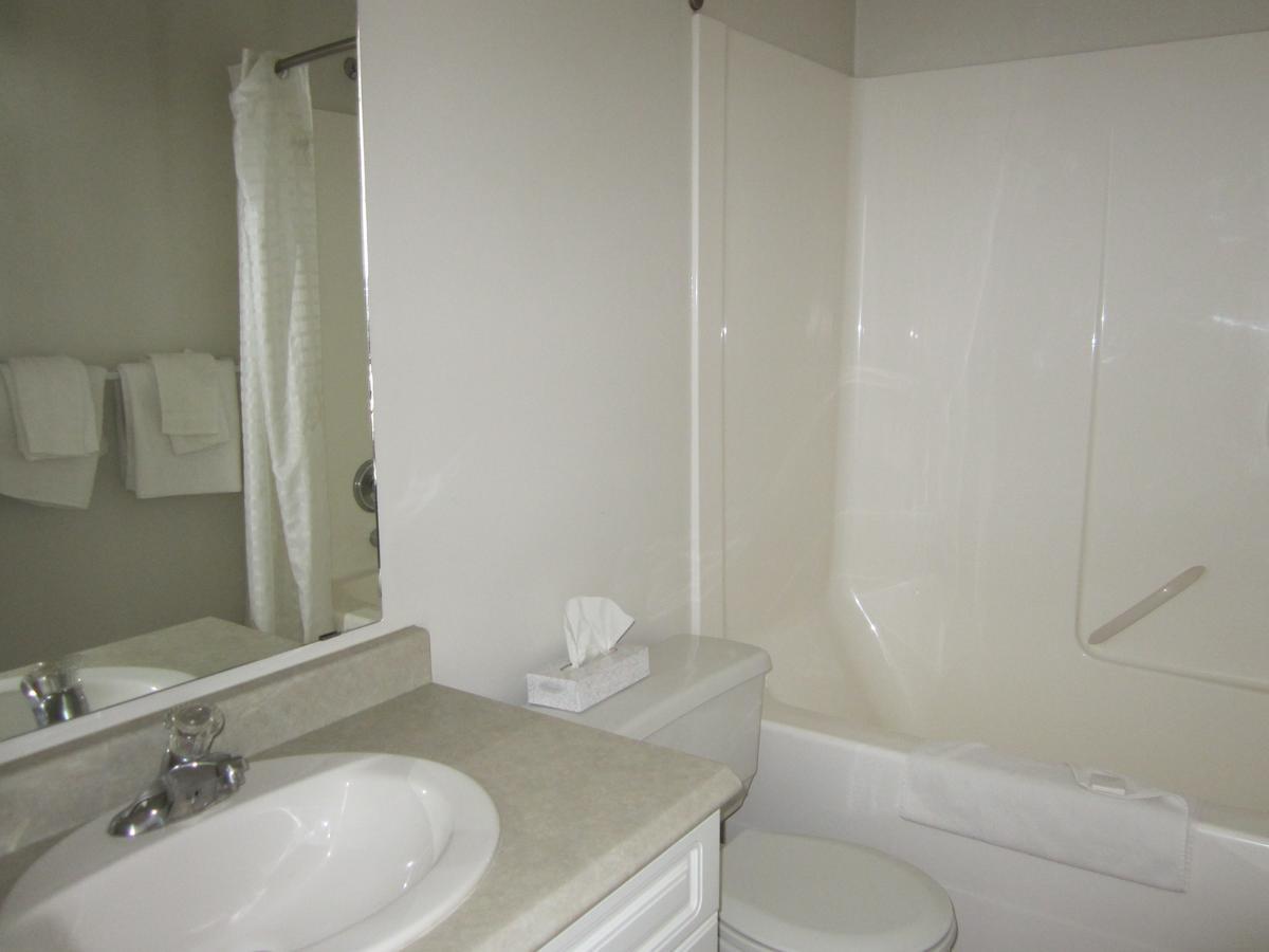 Kacee'S Northern Suites Fort Nelson Ngoại thất bức ảnh
