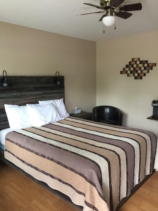 Kacee'S Northern Suites Fort Nelson Ngoại thất bức ảnh